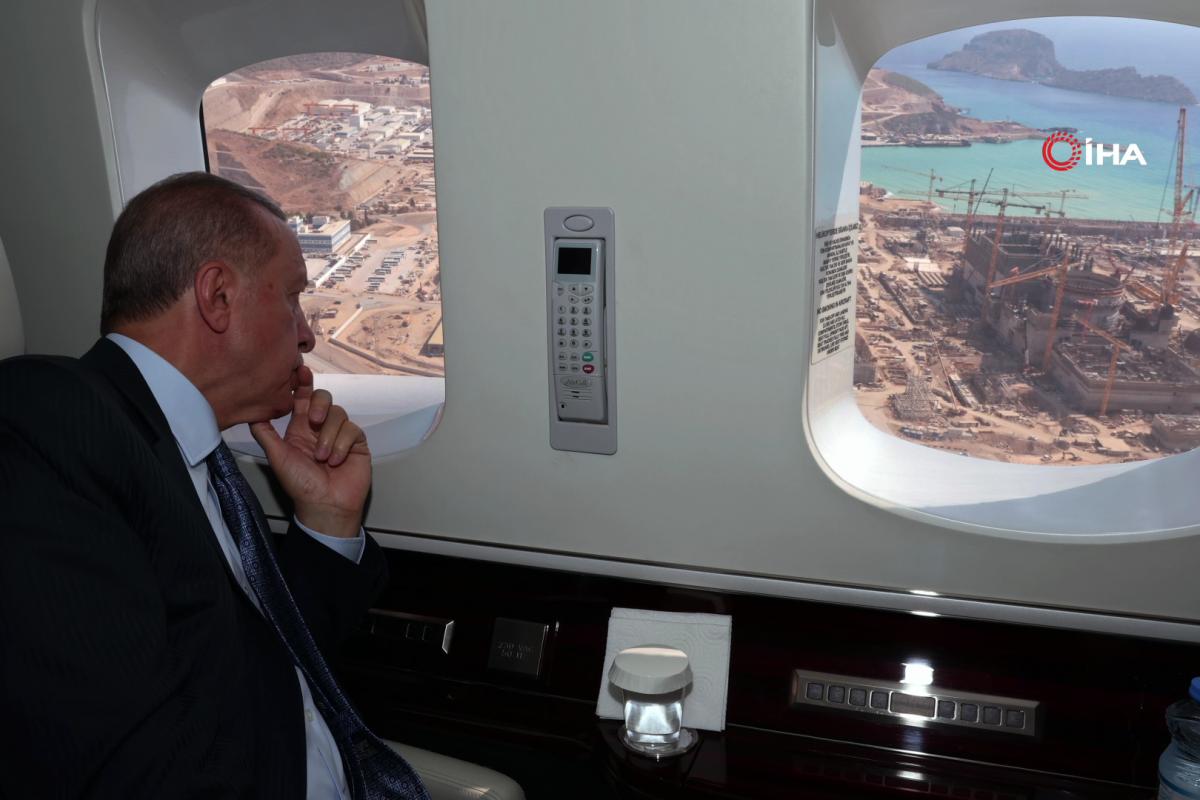 Cumhurbaşkanı Erdoğan, Akkuyu Nükler Santrali&#039;ni havadan inceledi