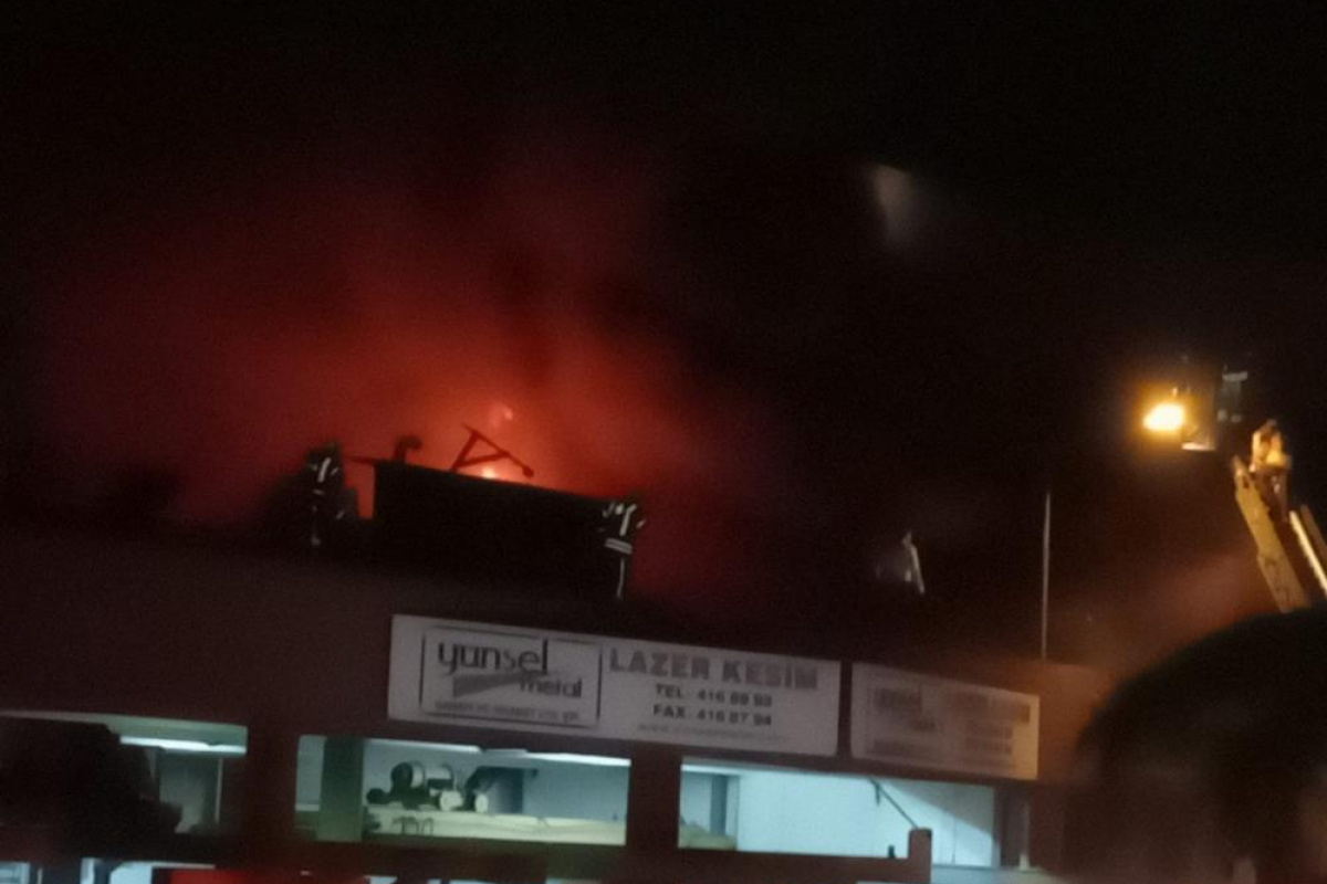 Zeytinburnu’nda sanayi sitesinde çıkan yangında patlamalar yaşanırken, iş yeri sahibi feryat etti