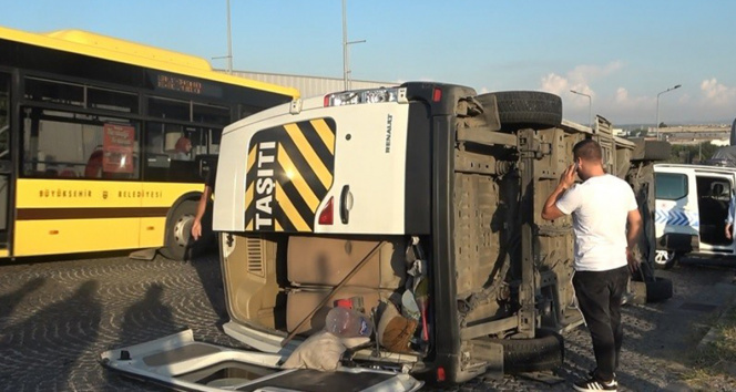 Bursada işçileri taşıyan 2 servis minibüsü çarpıştı: 8 kişi yaralandı