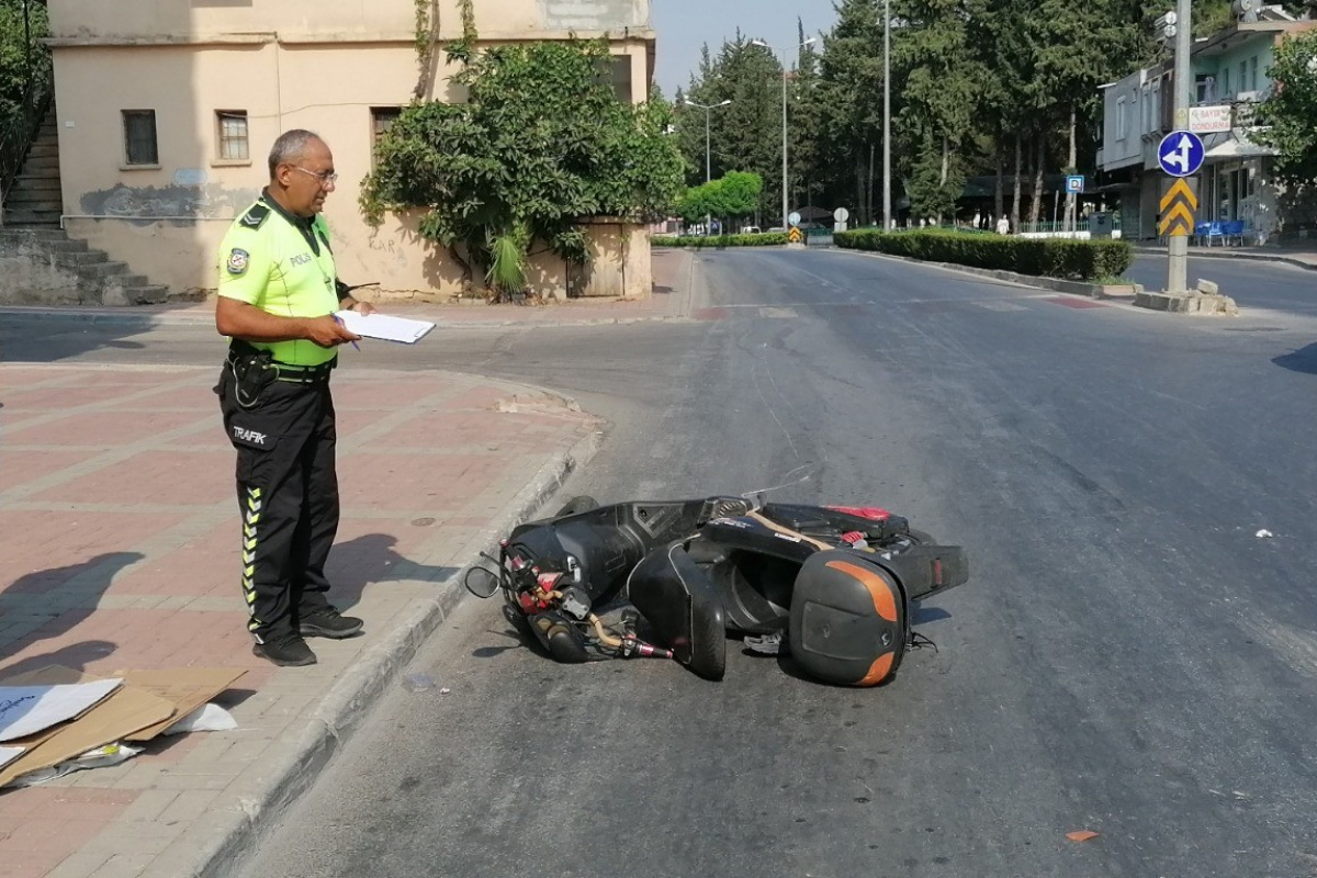 Manavgat&#039;ta yola savrulan elektrikli bisiklet sürücüsüne minibüs çarptı