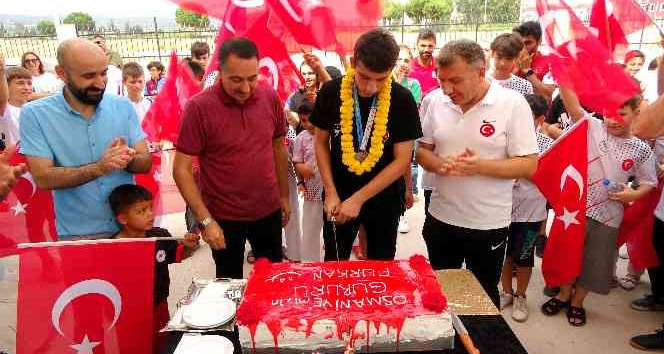 Dünya ikincisi oldu, memleketi Osmaniye’de şampiyon gibi karşılandı