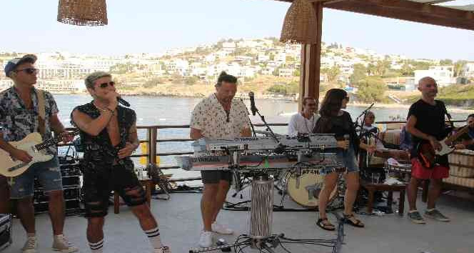 Deniz kenarından İskender Paydaş ile coştular