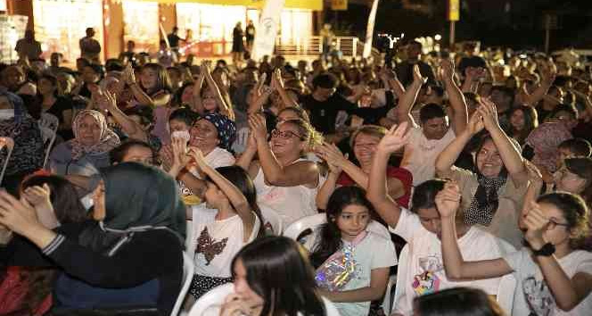 Merkezefendililer şarkıları hep bir ağızdan söylüyor
