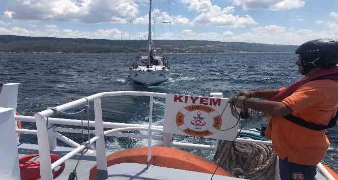 Çanakkale açıklarında sürüklenen tekne kurtarıldı