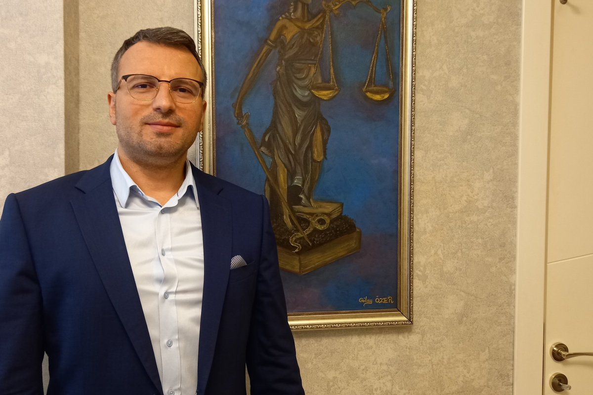 Dava için yola çıkan avukatın kamu görevi yaptığı gerekçesiyle itiraz ettiği hız cezası iptal edildi