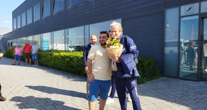 Fenerbahçe Çekyada çiçeklerle karşılandı