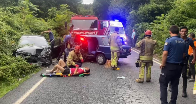 Sarıyerde dü araç kelle kafaya çarpıştı: 1i ciddi 3 yaralı