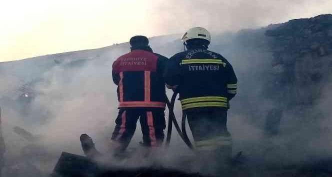 Refahiye’deki yangında ev ile odunluk zarar gördü