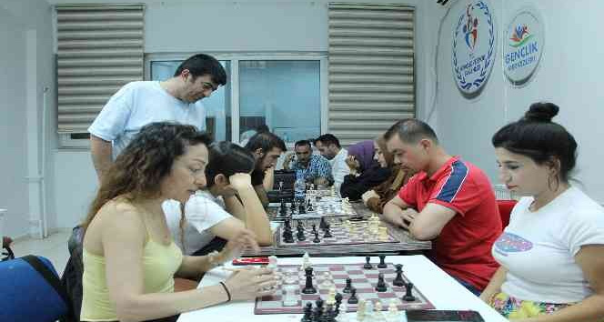 Siirt’te farklı meslek grupları bir araya gelerek satranç öğreniyor