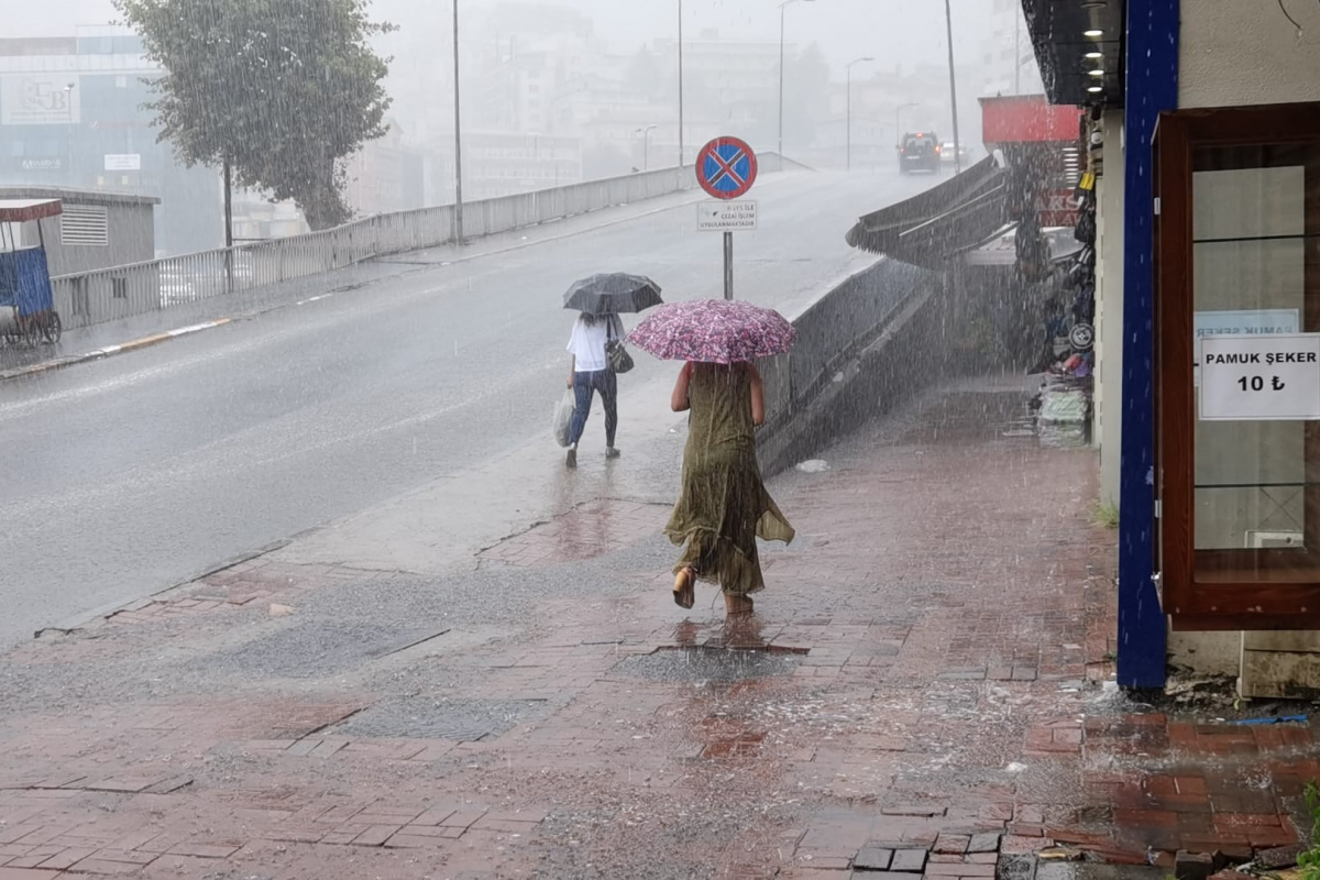 Zonguldak&#039;ta metrekareye bir saatte 35 kilogram yağış düştü