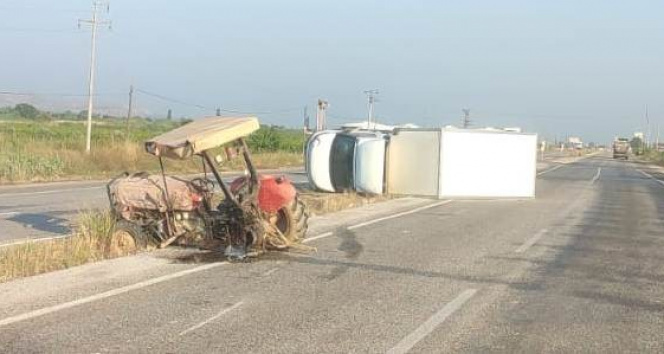 Alaşehirde traktör ile ticari araç çarpıştı: 2 yaralı
