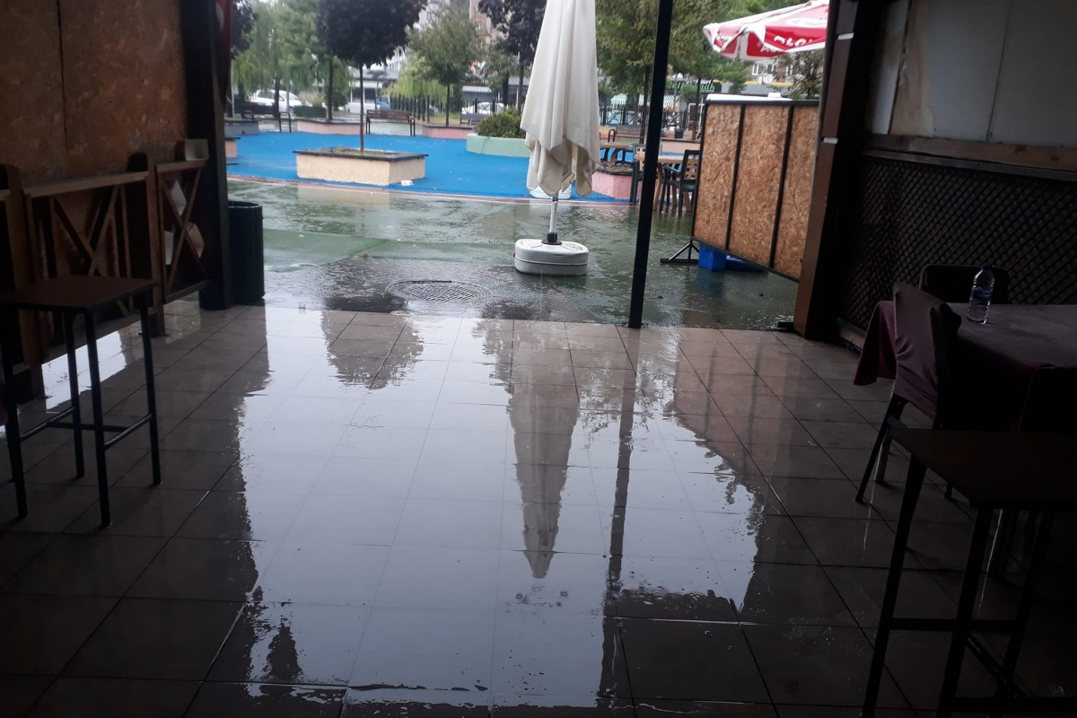 Sağanak yağış nedeniyle dükkanlara su bastı