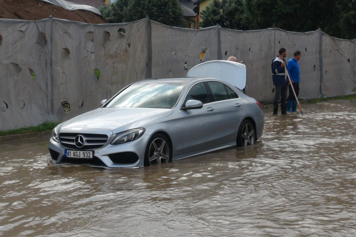 Cadde yağmur suyuyla doldu, milyonluk araç yolda kaldı