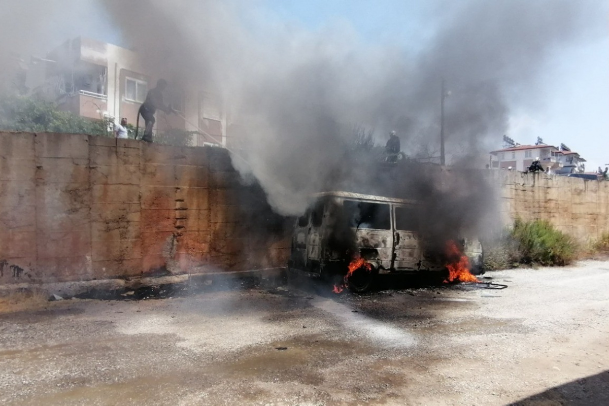 Manavgat&#039;ta park halindeki minibüs cayır cayır yandı