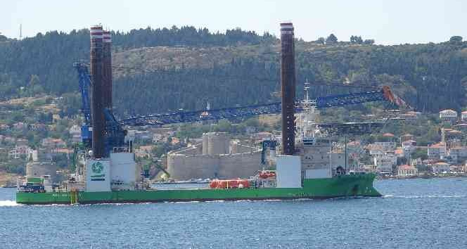 132 metre uzunluğundaki platform Çanakkale Boğazı’ndan geçti