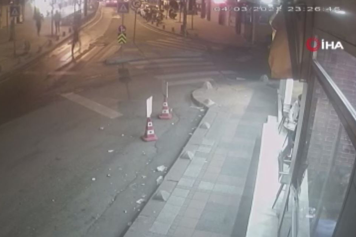 İstanbul’da dehşet anları kamerada: Tartıştığı genci sırtından bıçaklayıp restorana sığındı