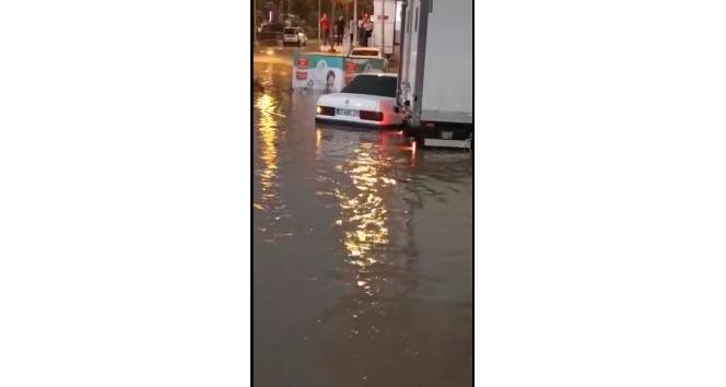 Boyabat’ta sağanak: Yollar göle döndü