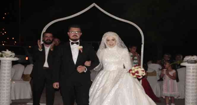 Binlerce çiftin nikahını kıyan baba, oğlunun nikahını da kendisi kıydı