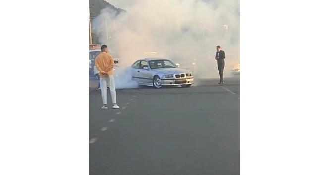 Düğün konvoyunda trafiği durdurup drift yaptı