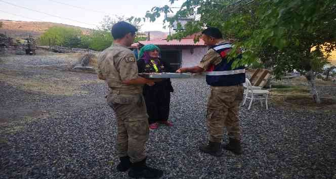 Jandarma vatandaşlara aşure ikram etti
