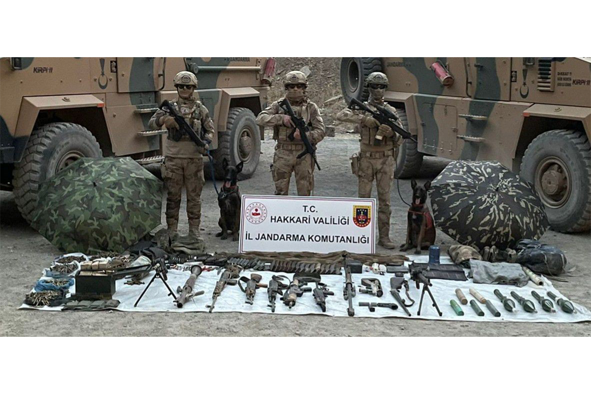 3 teröristin etkisiz hale getirildiği operasyonda çok sayıda silah ve mühimmat ele geçildi