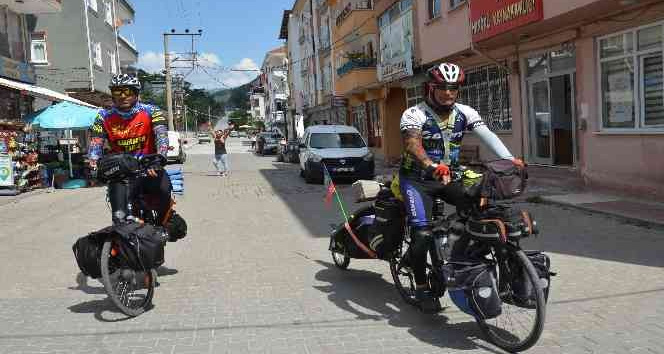 Dünya barışına dikkat çekmek için bisikletle pedal çeviriyorlar