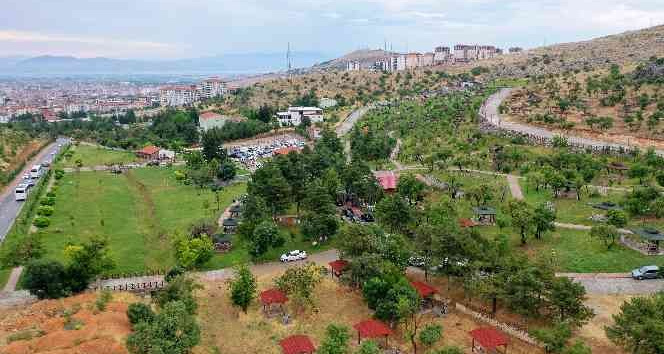 Sıcaklardan bunalan vatandaşlar Beydağı Tabiat Parkına akın etti