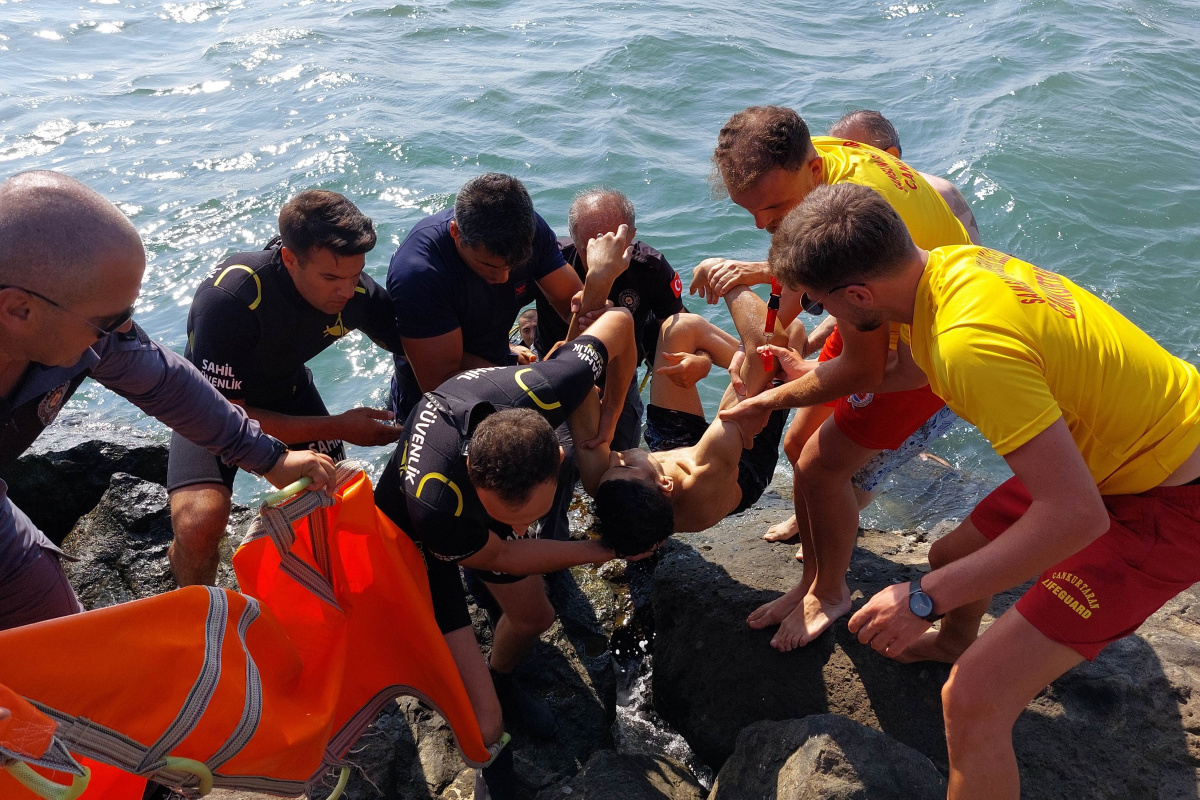 Karadeniz&#039;de dalgalara kapılan genç dalgıç polisler tarafından kurtarıldı