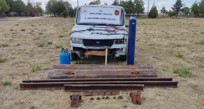 250 bin liralık tren raylarını çaldılar
