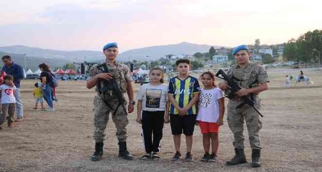 Uşak jandarması 40 bin kişinin huzur içerisinde eğlenmesini sağladı