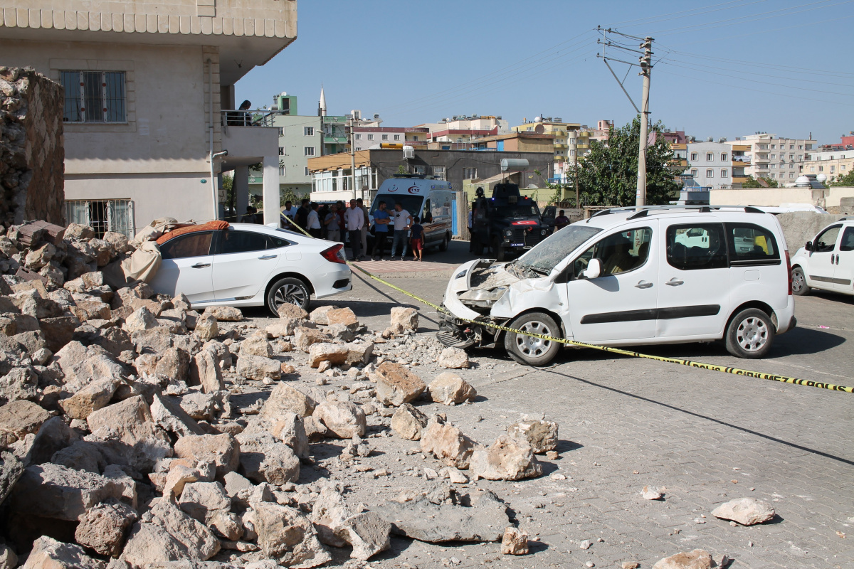 Mardin’de duvar çöktü, iki araçta maddi hasar meydana geldi