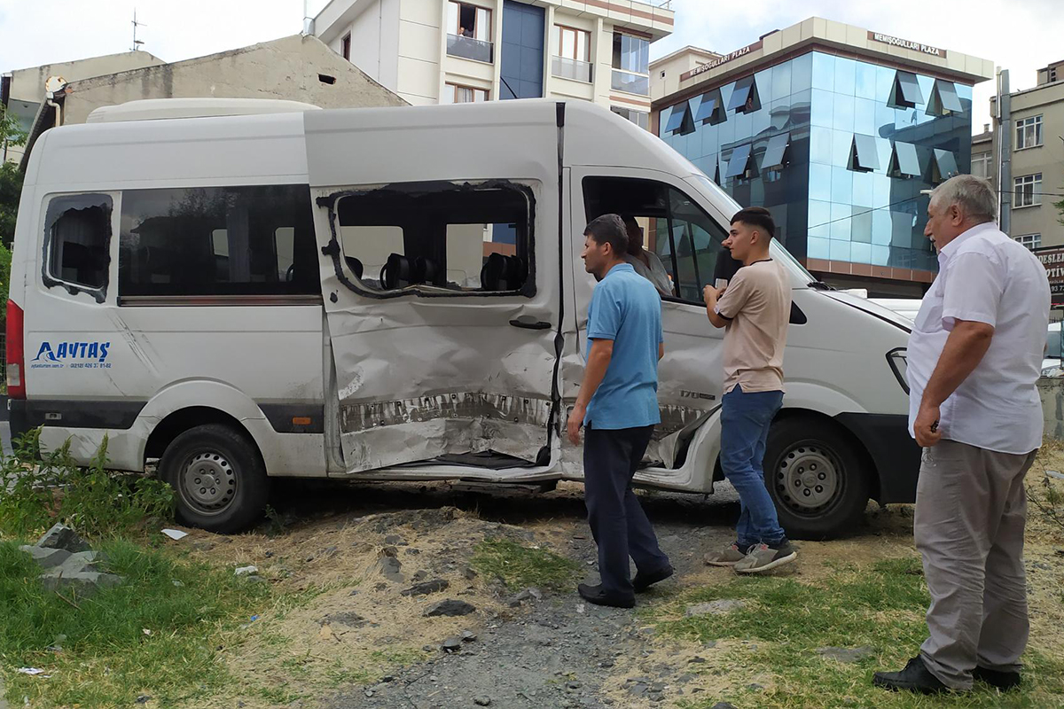 Bağcılar&#039;da panelvan araç ile servis minibüsü çarpıştı: 5 yaralı