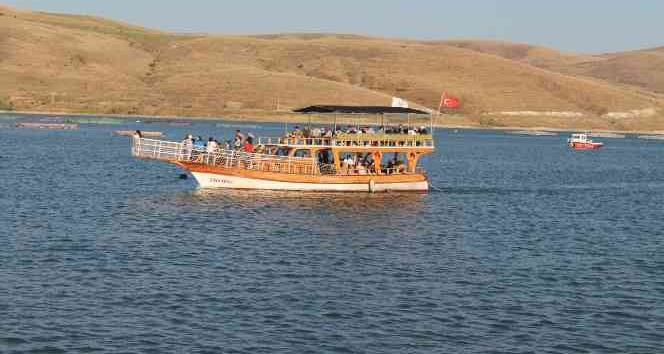 Demirözü’ndeki piknik alanı doldu taştı gurbetçilerden tekne turlarına yoğun ilgi