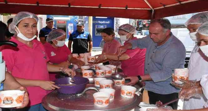 Germencik Belediyesi Ortaklar Mahallesi’nde aşure dağıttı