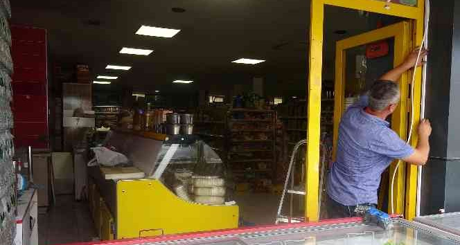 Polis camı kırıp müdahale etti, o anlar kameraya yansıdı