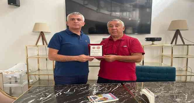 Serdar Ünsal’dan Azertaç temsilcisi Sabir Şahtahtı’ya plaket