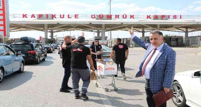 Gurbetçilere dönüş yolunda zeytin ikramı