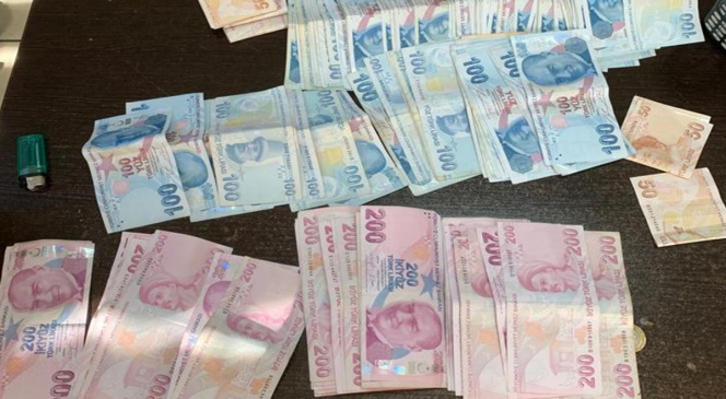 Temizlik görevlisi bulduğu para dolu çantayı sahibine ulaştırdı