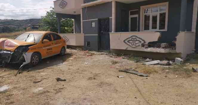 Hatalı sollama yapan araçtan kurtardı, evin balkonuna çarptı