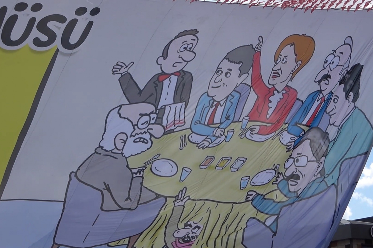 Cumhurbaşkanı Erdoğan'ın katıldığı toplu açılış töreninde 'altılı masa'ya pankartlı gönderme