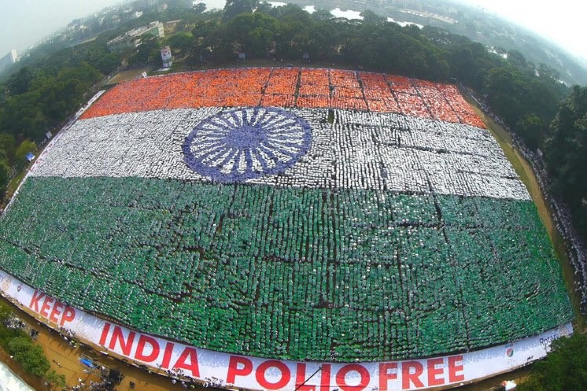 Hindistan&#039;da insanların oluşturduğu dev bayrak, Guinness rekoru kırdı