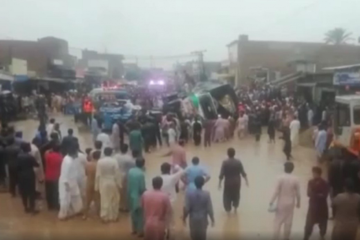 Pakistan&#039;da kamyon yolcu otobüsünün üzerine devrildi: 13 ölü, 5 yaralı