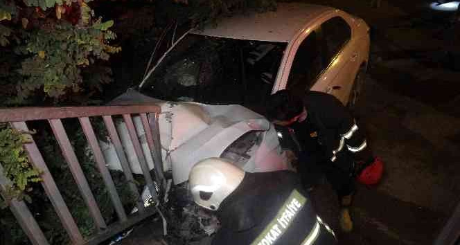 Otomobil yaya üst geçidine çarptı: 4 yaralı