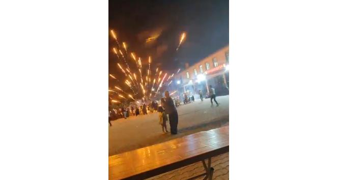 Düğüne katılanların tepesinde havai fişek patladı