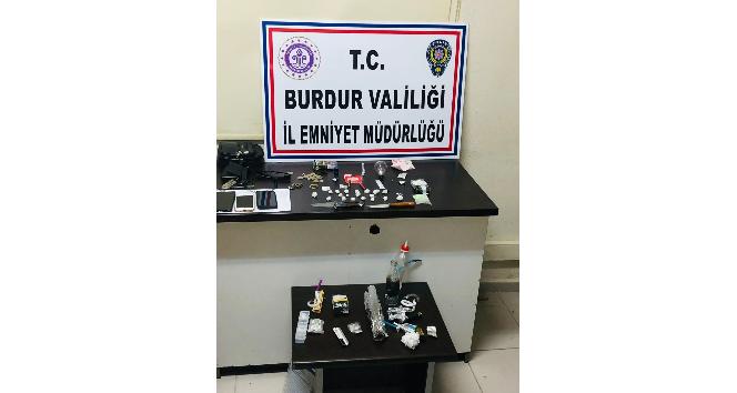Durdurulan araç ve içerisindeki şahıslar üzerinde çok sayıda uyuşturucu madde bulundu
