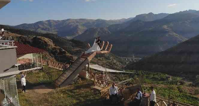 Fotoğrafçı aile köy evini fotoğraf platosuna çevirdiler