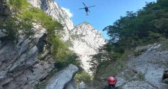 Dünyanın en derin kanyonunda mahsur kalan sporcular helikopterle kurtarıldı