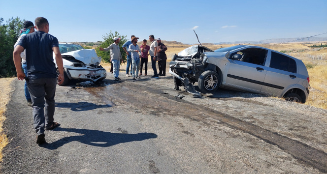 Adıyamanda iki otomobil çarpıştı: 1 ölü, 4 yaralı