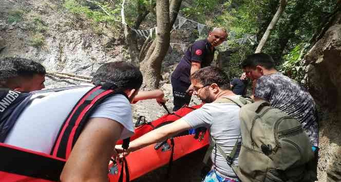 Doğa yürüyüşünde ayağı kırıldı, 1 kilometre sedyeyle taşındı