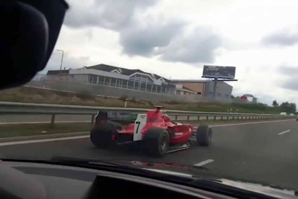 Çekya’da polis Formula 2 yarış arabası ile otoyola çıkan sürücünün peşinde